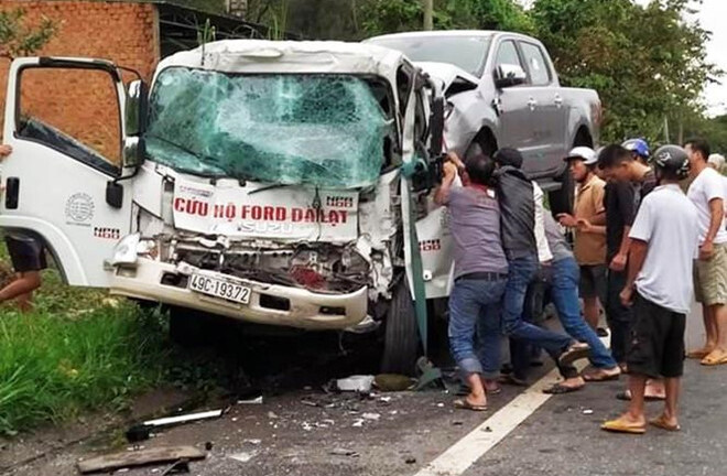 Tin tức tai nạn giao thông mới nhất hôm nay 9/9/2019: Xe cứu hộ tông xe tải, tài xế trọng thương