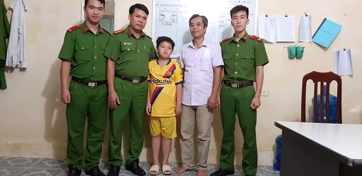 Công an huyện Mỹ Đức: Bàn giao cháu bé bị lạc cho gia đình