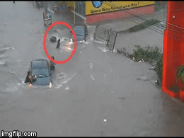 Video: Kinh hoàng khoảnh khắc nữ sinh bị lũ cuốn xuống miệng cống ngay trên đường phố