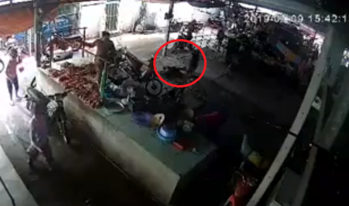 Thấy chị gái bị đâm, em trai giật dao đâm người tình của chị tử vong