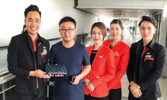 Tiếp viên hàng không trả 125 triệu đồng bỏ quên cho khách nước ngoài