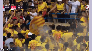 Video: CĐV Nam Định hành hung cảnh sát cơ động đến gãy tay,chấn động tinh thần