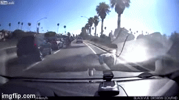 Video: Cay cú vì bị vượt, tài xế xe máy liều lĩnh giơ chân đạp ô tô và cái kết đắng