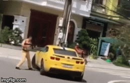 Video: CSGT dùng súng đập vỡ kính siêu xe, tài xế vẫn tăng ga bỏ chạy bất chấp