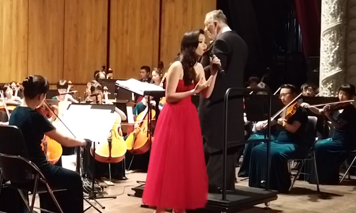 Video: Đông Nhi hát live