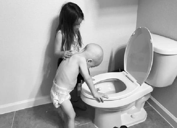 Nghẹn ngào câu chuyện chị gái 5 tuổi chăm sóc em trai bị ung thư