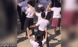 Nam sinh vừa tập thể dục vừa học bài khiến cộng đồng mạng cười ngất