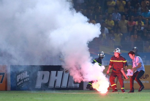 Chủ tịch hội CĐV Nam Định tuyên bố đầy bất ngờ về người bắn pháo gây sự cố trên sân Hàng Đẫy