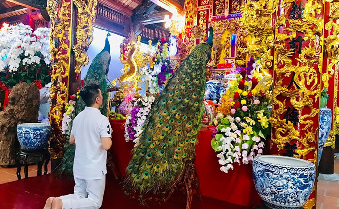 Đàm Vĩnh Hưng bất ngờ mang lễ 'độc' đến cúng Tổ