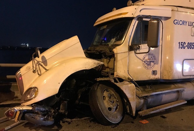 Vụ xe container tông 3 xe máy trên cầu Thanh Trì: Tài xế ra trình diện