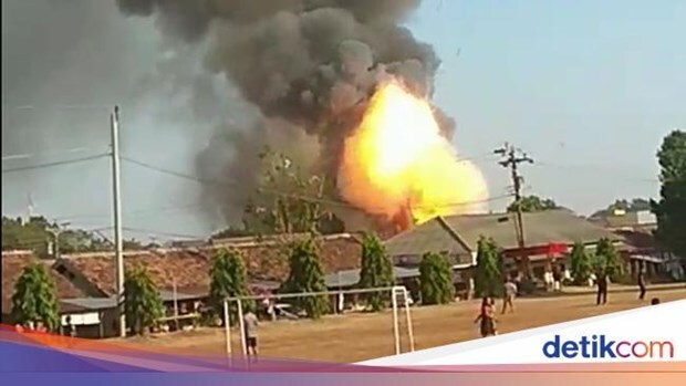 Nổ kho đạn dược từ Thế chiến thứ 2, người dân Indonesia vội vàng sơ tán