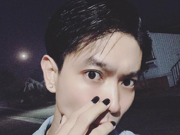 Tin tức giải trí mới nhất ngày 15/9: Tim vướng tin đồn về giới tính khi sơn móng tay đen ra sân bay