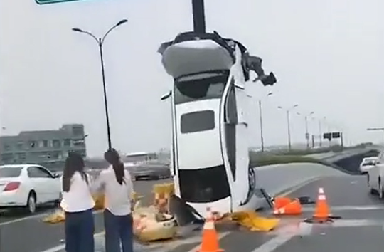 Xế hộp dựng đứng như dính vào cột biển báo sau khi đâm thẳng vào đầu dải phân cách