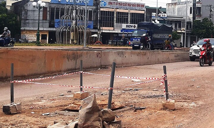 Bé trai 4 tuổi rơi xuống cống, bị nước cuốn xa 100m may mắn được cứu thoát