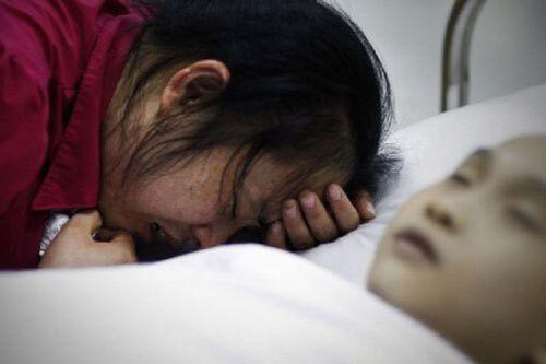 Mẹ hối hận khôn nguôi vì làm con trai 9 tuổi bị ung thư ruột