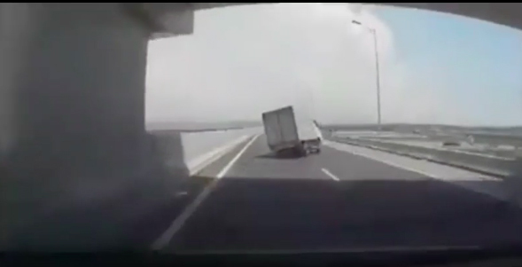 Video: Đang “song phi” với tốc độ gần 100 km/h, xe tải bất ngờ lật nghiêng vì nổ lốp 