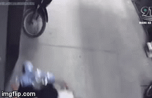 Video: Bất cẩn để con vặn nhầm tay ga, tai nạn sau đó khiến người bố thót tim 