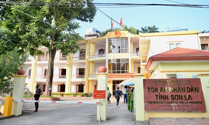 Gian lận điểm thi ở Sơn La: Cận cảnh 8 bị cáo hầu tòa sáng nay