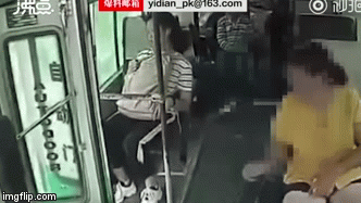 Video: Kinh hoàng người phụ nữ nhảy xuống khỏi xe buýt đang chạy, tử vong tại chỗ