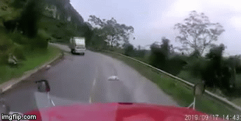 Video: Xe máy cố vượt container trên đường đèo rồi lao thẳng vào gầm xe tải