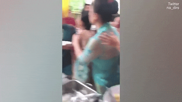 Video: Phát hoảng cảnh hai quý bà ăn mặc sang trọng “choảng” nhau vì miếng thịt bò