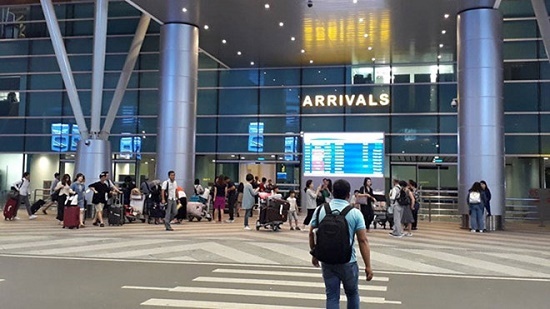 Nam thanh niên 9X thản nhiên lấy trộm đồ ngay cửa soi chiếu sân bay Đà Nẵng