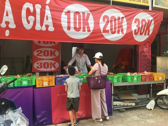 Choáng với giá bánh Trung thu siêu rẻ chỉ từ 10 nghìn đồng, khách hàng đổ xô mua