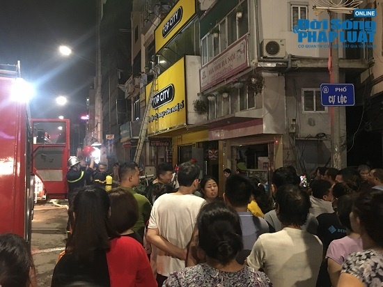 Cửa hàng phụ kiện điện thoại bốc cháy trong đêm, người dân đứng xem kín đường