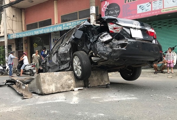 Xe container tông nát bét ô tô camry trên Quốc lộ 1