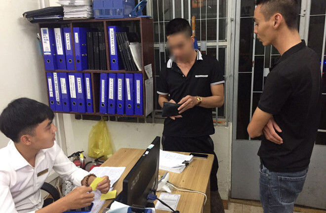 Tài xế taxi trả lại 30 triệu đồng cho khách bỏ quên trên xe