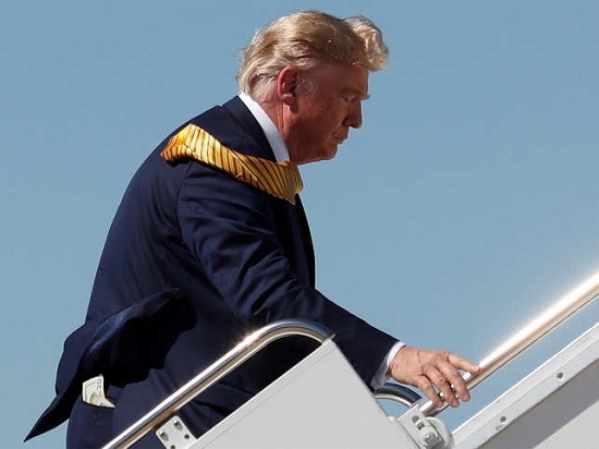 Lý giải bất ngờ về thói quen nhét tờ 20 USD sau túi quần của Tổng thống Trump