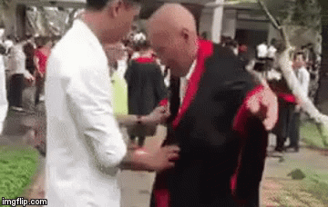 Khoảnh khắc cháu trai “nhường” áo cử nhân cho ông nội sau lễ tốt nghiệp gây bão mạng