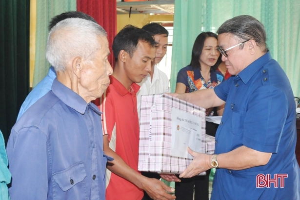 Chủ tịch Hội Nông dân Việt Nam trao quà người dân vùng lũ Hà Tĩnh, Quảng Bình