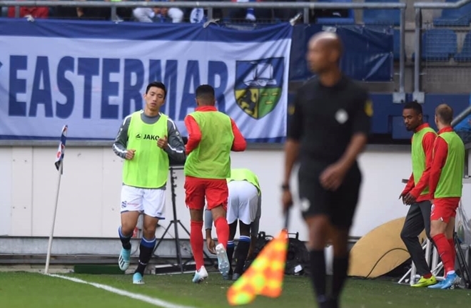 Đã khởi động nhưng Văn Hậu vẫn chưa có cơ hội ra sân ở trận Heerenveen - Utrecht