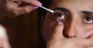 Sửng sốt trước cô gái trẻ khóc ra tinh thể pha lê