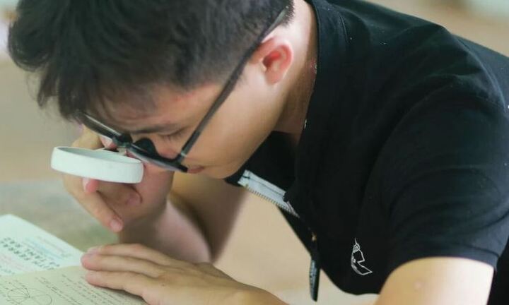 Điều ít biết về thủ khoa đầu vào Học viện Quản lý giáo dục: Dùng kính lúp soi chữ học bài 