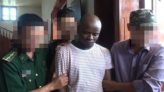 Bắt hai người đàn ông ngoại quốc vận chuyển gần 15kg ma túy vào Việt Nam