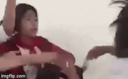 Kinh hoàng cảnh nữ sinh giật tóc, đạp túi bụi bạn học trong lớp như kẻ thù