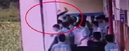 Kinh hoàng nam sinh thản nhiên ném bạn học của mình từ tầng 4 xuống đất