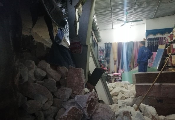 Tin tức tai nạn giao thông mới nhất hôm nay 25/9/2019: Tránh CSGT, xe tải làm sập nhà dân
