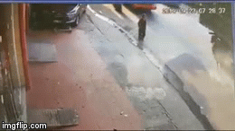 Video: Bất ngờ va phải cụ bà đang đi bộ, người phụ nữ ngã xuống đường suýt bị ô tô cán trúng