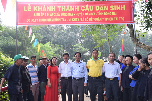 Đồng bào dân tộc Huyện Cẩm Mỹ vui mừng với cây cầu dân sinh được tài trợ bởi Bình Tây
