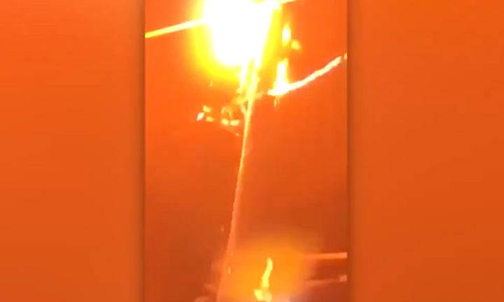 Video: Người đàn ông say rượu trèo lên cột điện cao thế bị giật cháy rơi xuống đất