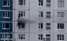 Nín thở xem màn giải cứu cô gái mắc kẹt tại chung cư bị cháy