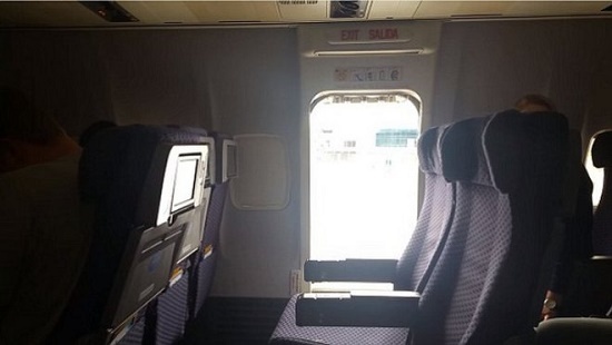 Video: Người phụ nữ mở cửa thoát hiểm máy bay vì lý do bất ngờ