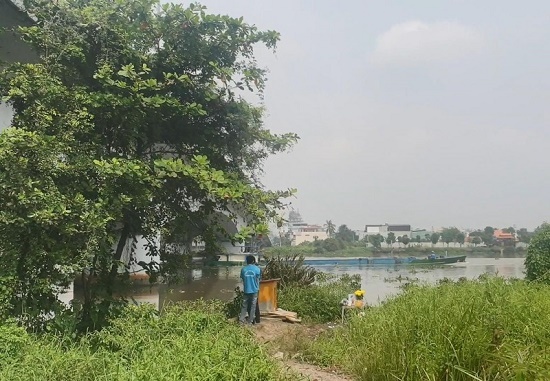 Tá hỏa phát hiện thi thể người đàn ông không mặc áo trôi trên sông Sài Gòn