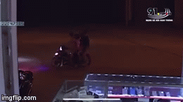 Video: Vừa quay đầu sang đường, xe máy kẹp 4 bất ngờ bị tông kinh hoàng trong đêm