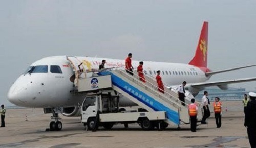 Nữ hành khách thản nhiên mở cửa thoát hiểm máy bay vì