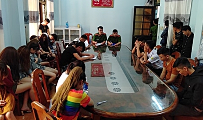 Công an bất ngờ đột kích quán karaoke, bắt quả tang 28 thanh niên lắc lư phê ma túy đá