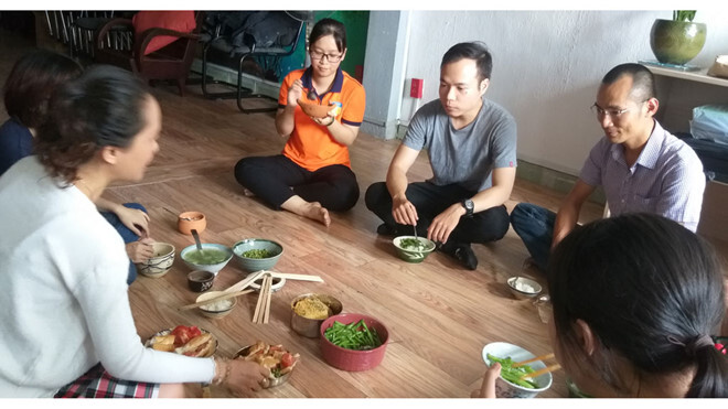 TP HCM: Sợ hãi bệnh tật, mọi người góp đồ nấu cơm chay cùng ăn